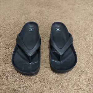 Shade & Shore women’s size 7 black flip flops
